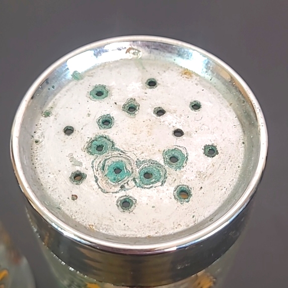 Vintage 80s Painted Glass Holiday Christmas Santa Claus Salt & Pepper Shakers - Picture 4 of 12